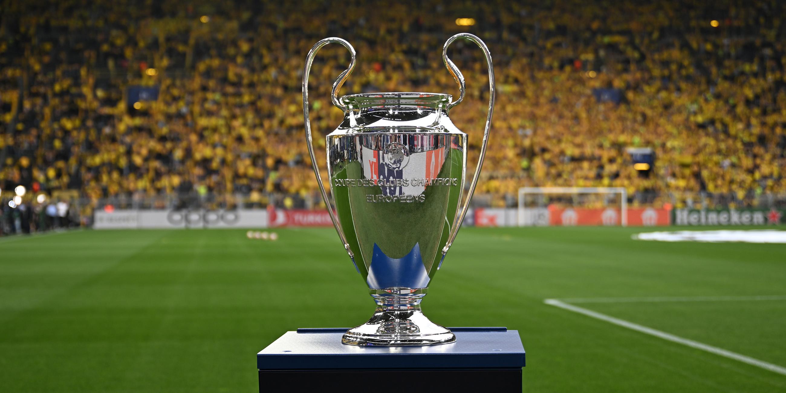 Champions-League-Pokal steht im Stadion