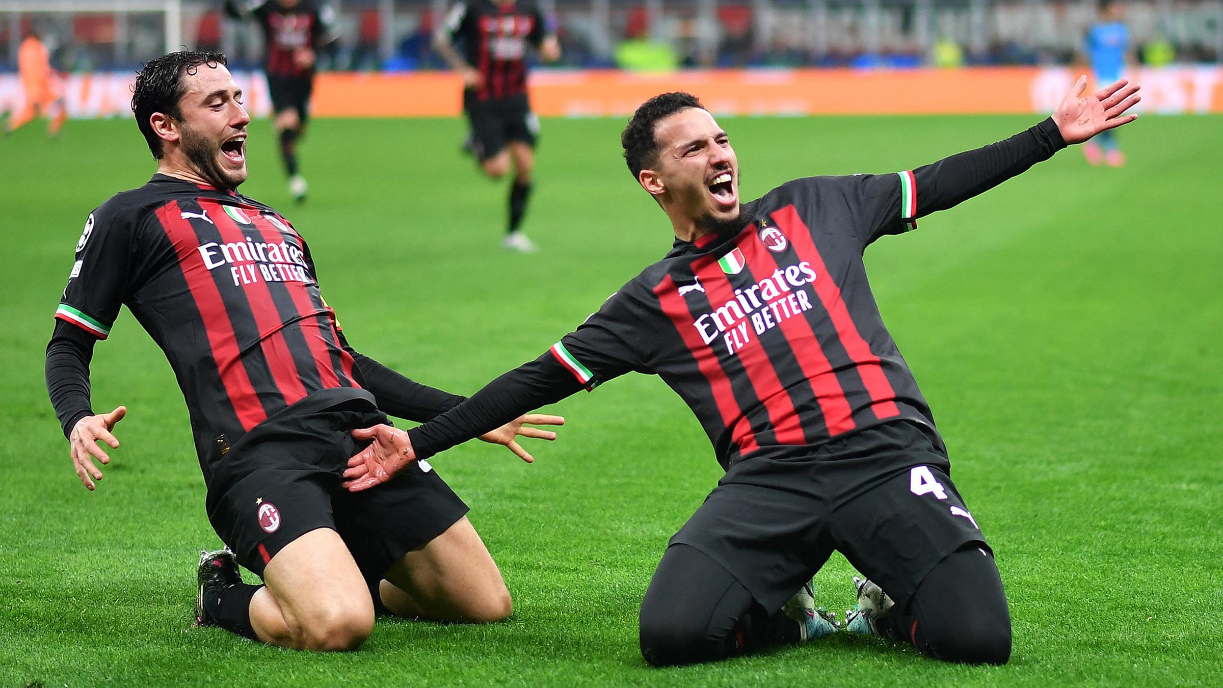 Ismael Bennacer (r) vom AC Mailand feiert sein erstes Tor mit Davide Calabria (l) im Viertelfinale der Champions League am 12.04.2023 in Milan.