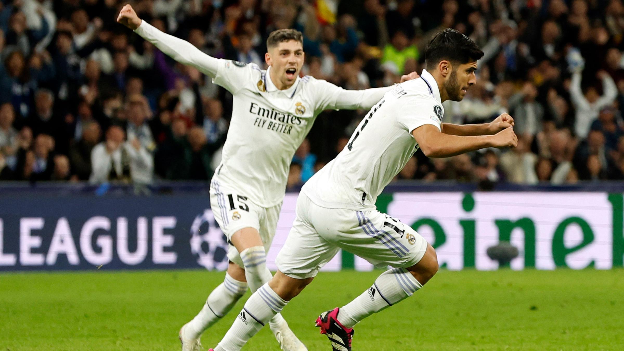 Marco Asensio (r) von Real Madrid feiert seinen zweiten Treffer mit Federico Valverde während des Viertelfinal-Hinspiels der UEFA Champions League zwischen Real Madrid und Chelsea FC am 12.04.2023 in Madrid. 