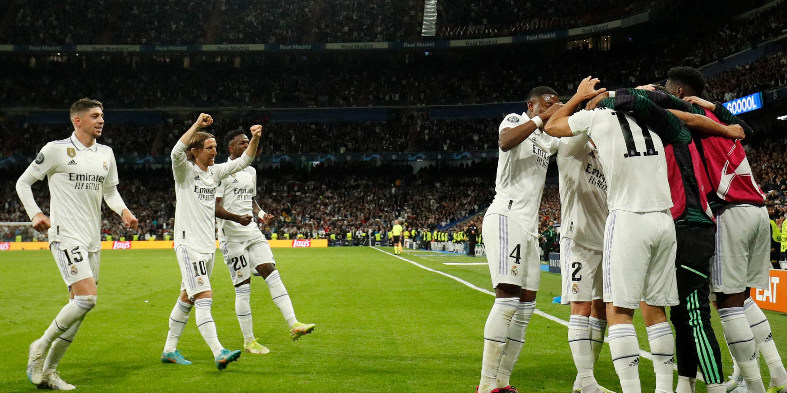 Marco Asensio (r) von Real Madrid feiert seinen zweiten Treffer mit dem Team während des Viertelfinal-Hinspiels der UEFA Champions League zwischen Real Madrid und Chelsea FC am 12.04.2023 in Madrid. 