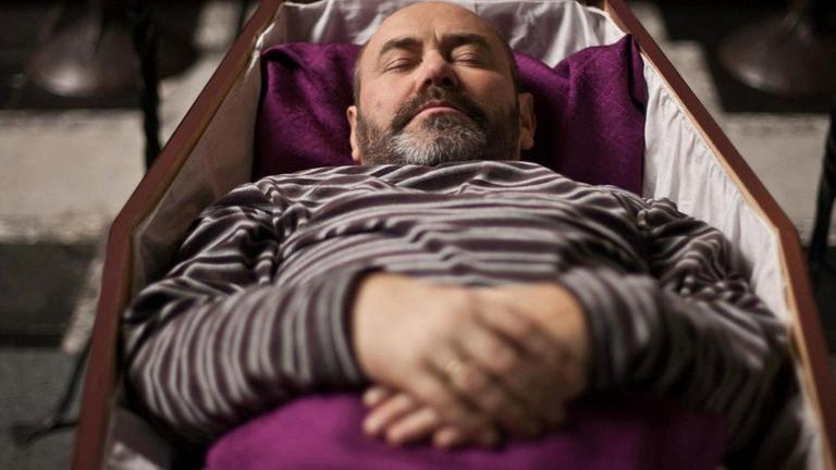 Jean-Claude im Sarg.