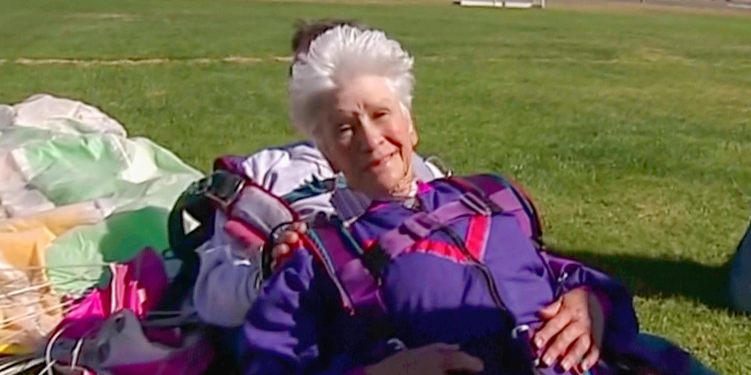 Die 80-jährige Clare Nowland nach ihrem Fallschirmsprung zum 80. Geburtstag