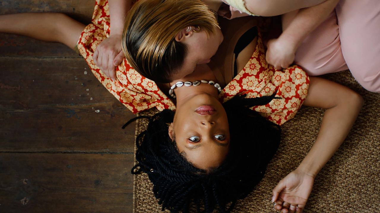 "Clashing Differences": Paula (Lisa Hrdina) liegt auf Flora (Jane Chirwa).