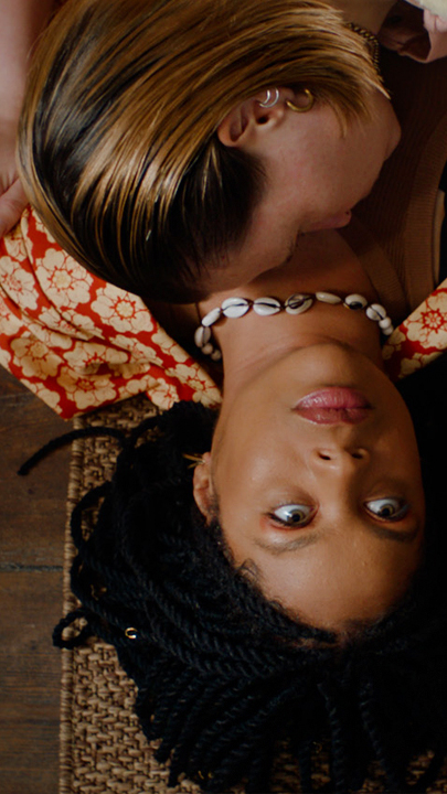 "Clashing Differences": Paula (Lisa Hrdina) liegt auf Flora (Jane Chirwa).