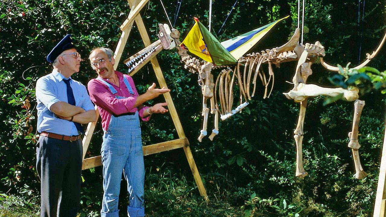 Peter zeigt dem Postboten seinen Knochenfund