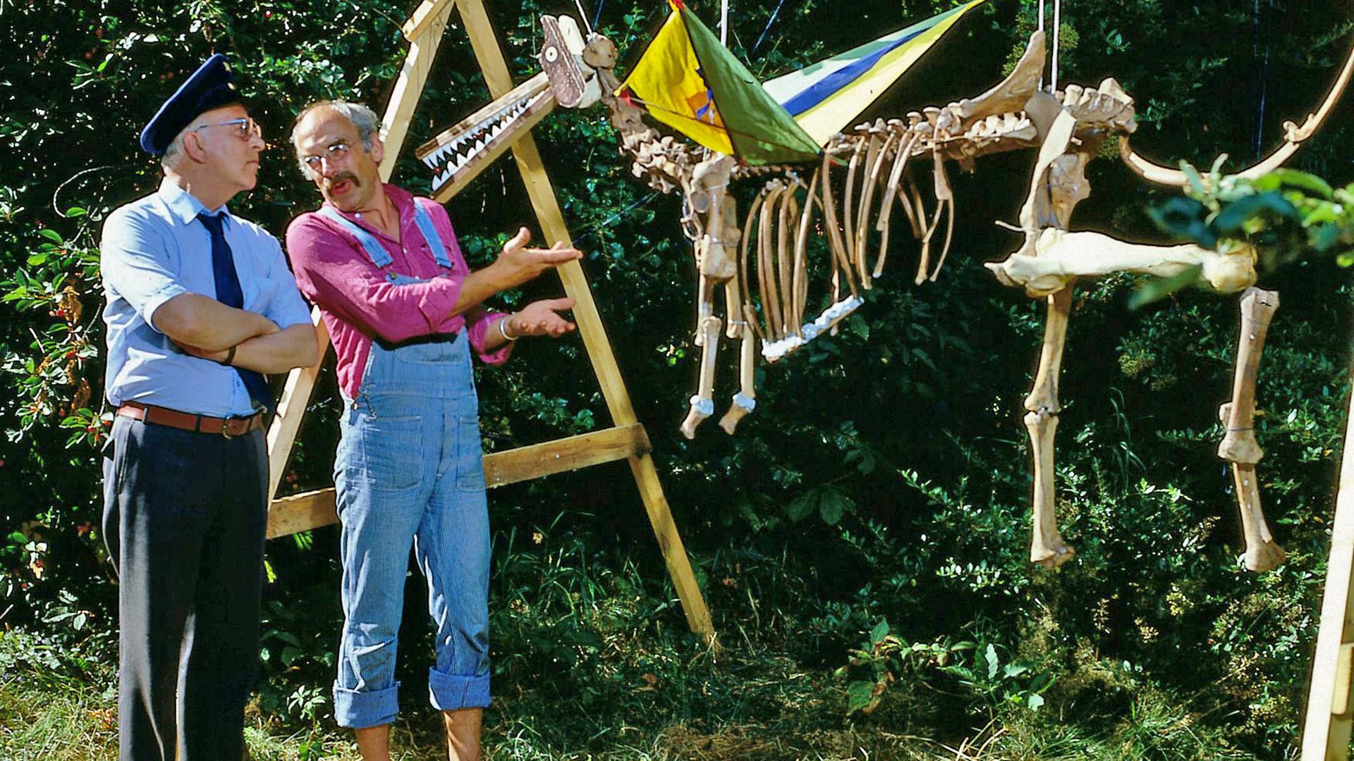 Peter zeigt dem Postboten seinen Knochenfund