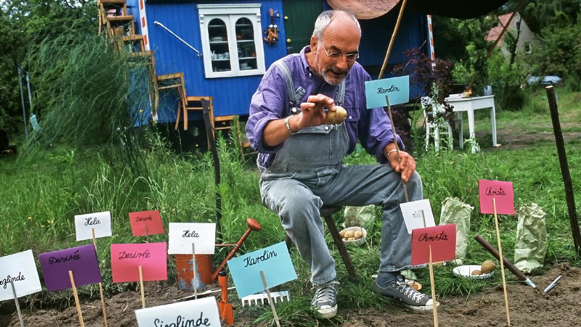 Peter Lustig pflanzt Kartoffeln