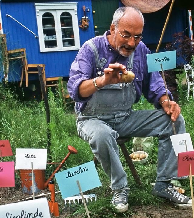 Peter Lustig pflanzt Kartoffeln