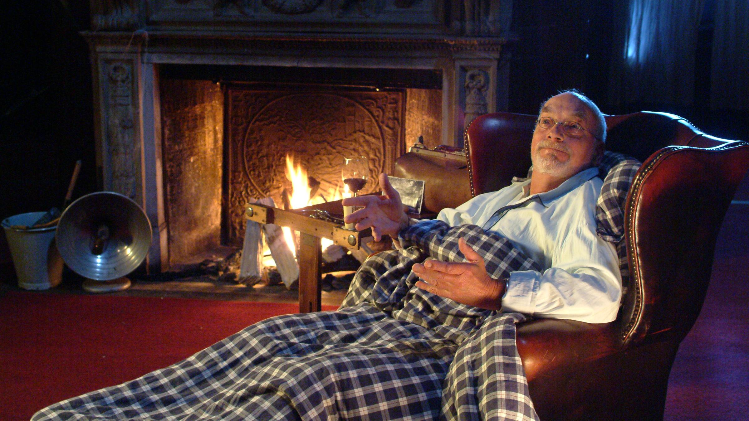 Peter Lustig, im Schloss vor dem Kamin