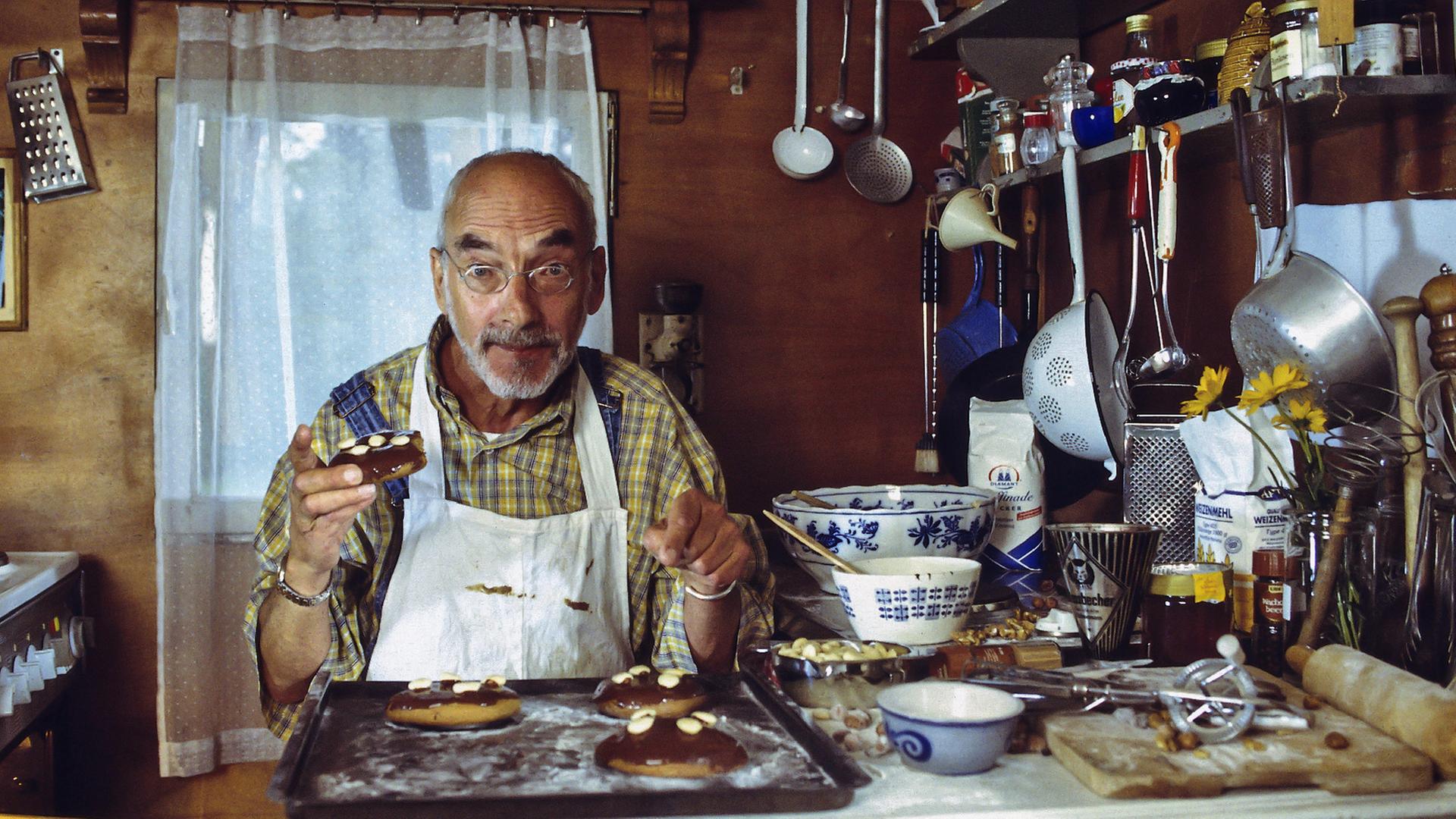 Peter Lustig in der Bauwagen-Küche, probiert Schokoladenkuchen