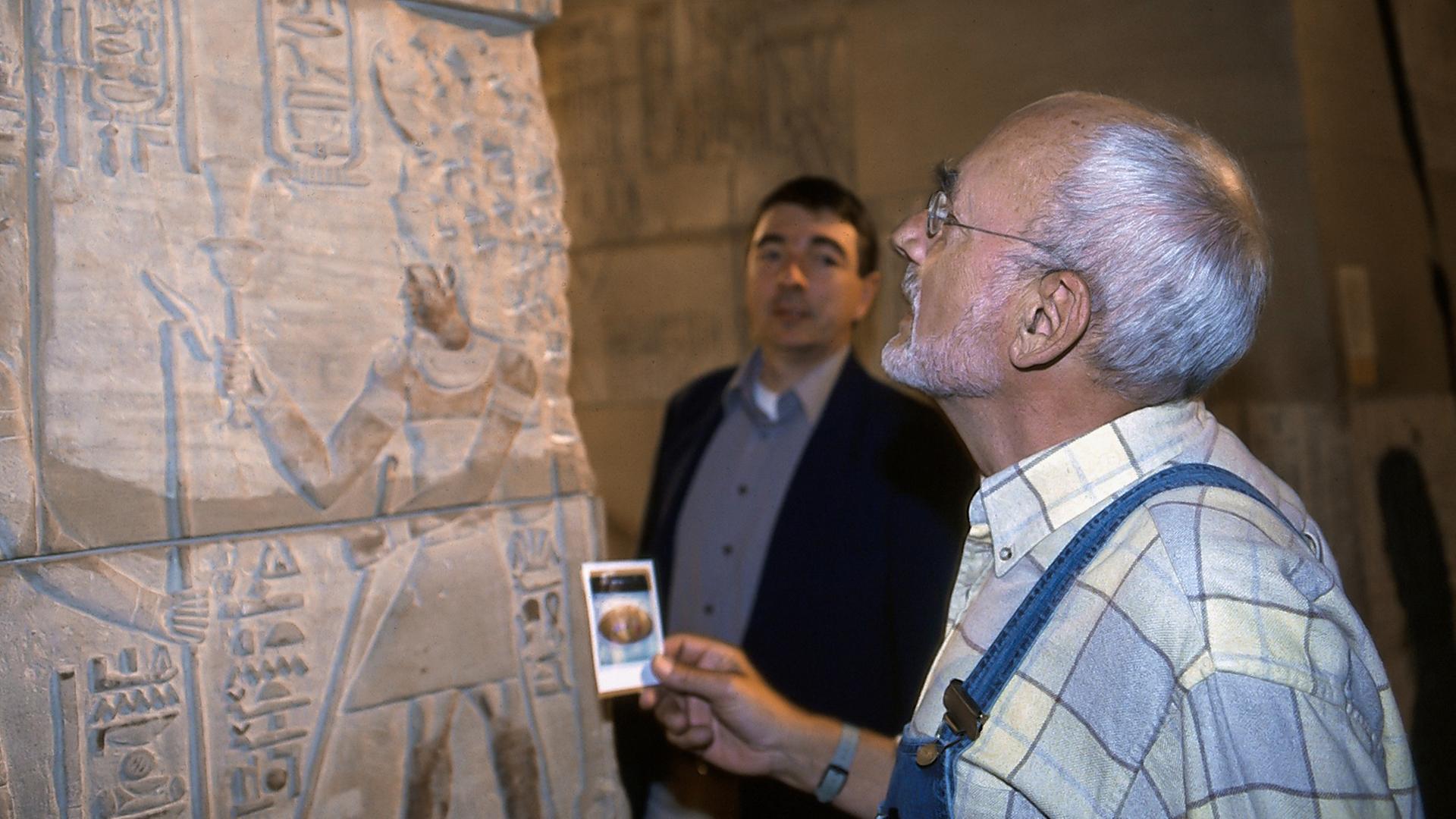 Peter sthet im Museum vor einer Tafel mit Hieroglyphen