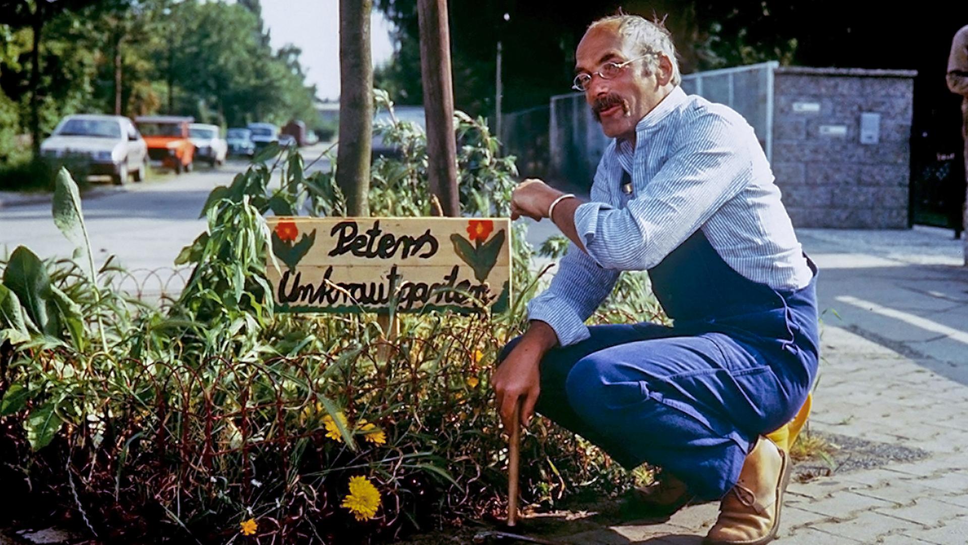 Peter vor seinem Unkrautgarten