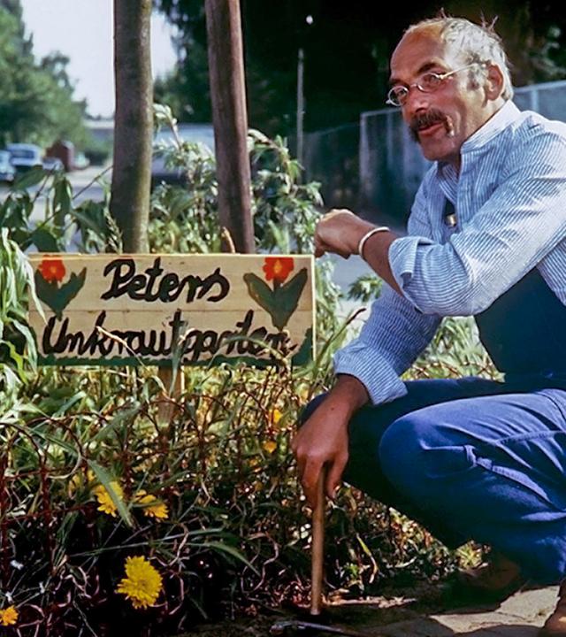 Peter vor seinem Unkrautgarten