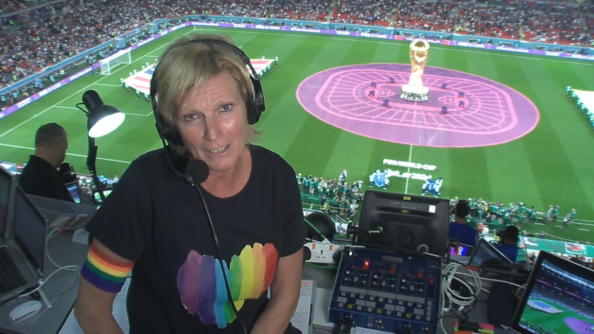 Fußball-WM ZDF-Kommentatorin trägt Regenbogen-Binde im TV