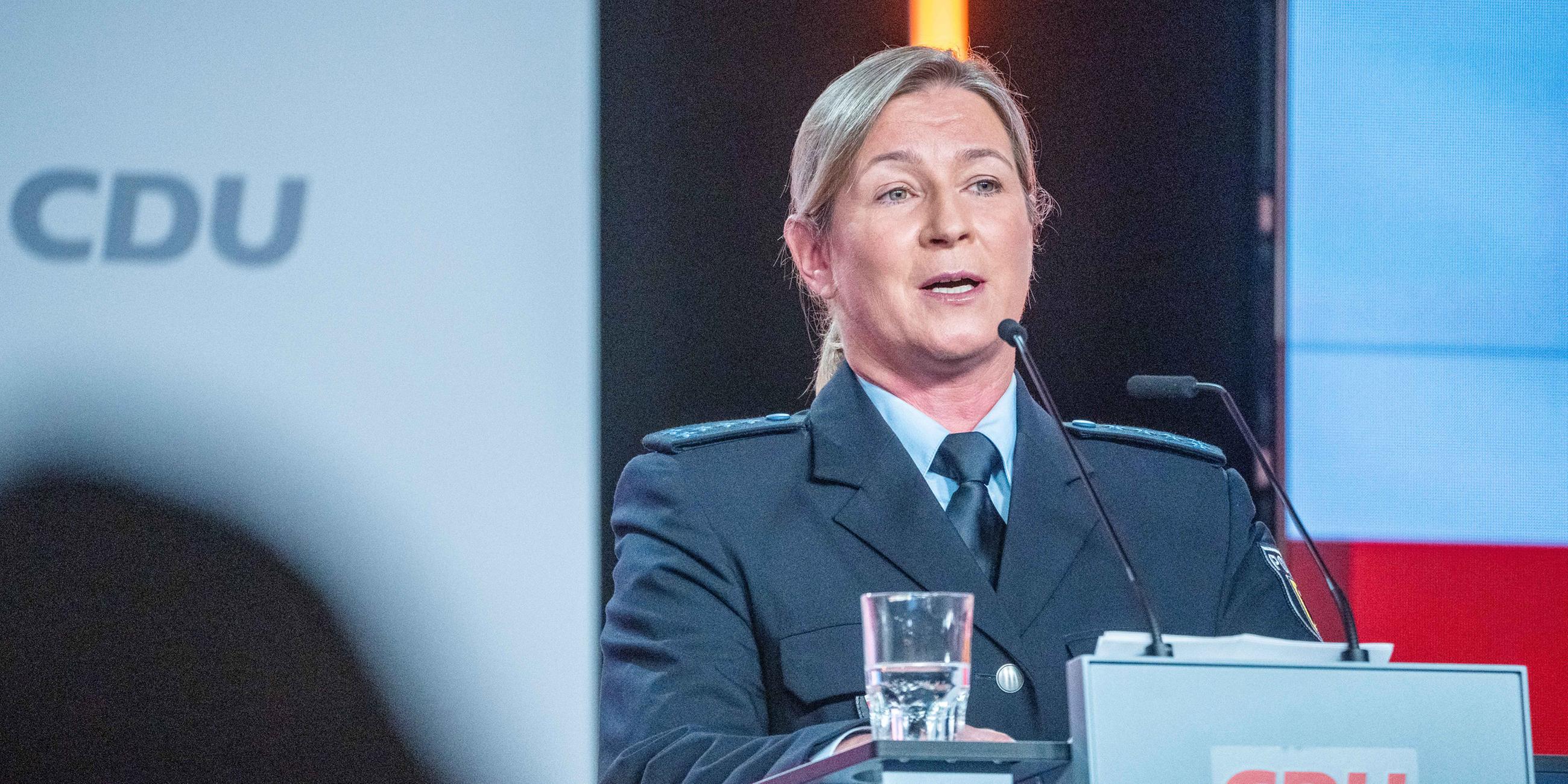 Claudia Pechstein spricht in ihrer Uniform als Bundespolizistin beim CDU-Grundsatzkonvent.