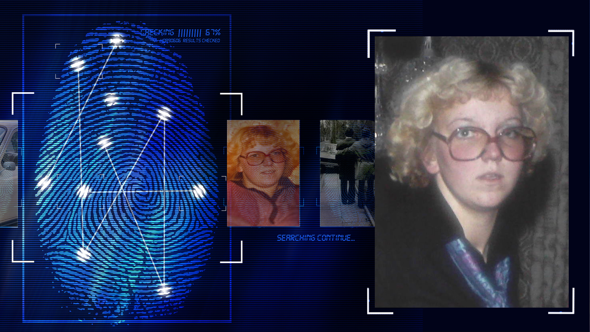 Foto der 17-jährigen Claudia Wilbert aus dem Jahr 1979. Sie trägt kurze leicht gelockte blone Haare, eine Brille mit großen viereckigen in einen roten Rahmen eingefasste Gläser, die Ecken sind leicht abgerundet. Sie schaut überrascht Richtung Kamera. Sie trägt einen blauen Schal mit Muster und ein schwarzes Oberteil. Im Hintergrund ist eine beige bedruckte Tapete zu erkennen. Das Foto wurde mit Blitz aufgenommen. Das Gesicht sticht deutlich hervor. Links daneben: Lichtschematische Darstellung eines Fingerabdrucks.