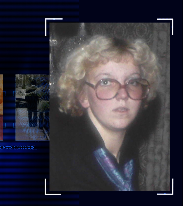 Foto der 17-jährigen Claudia Wilbert aus dem Jahr 1979. Sie trägt kurze leicht gelockte blone Haare, eine Brille mit großen viereckigen in einen roten Rahmen eingefasste Gläser, die Ecken sind leicht abgerundet. Sie schaut überrascht Richtung Kamera. Sie trägt einen blauen Schal mit Muster und ein schwarzes Oberteil. Im Hintergrund ist eine beige bedruckte Tapete zu erkennen. Das Foto wurde mit Blitz aufgenommen. Das Gesicht sticht deutlich hervor. Links daneben: Lichtschematische Darstellung eines Fingerabdrucks.