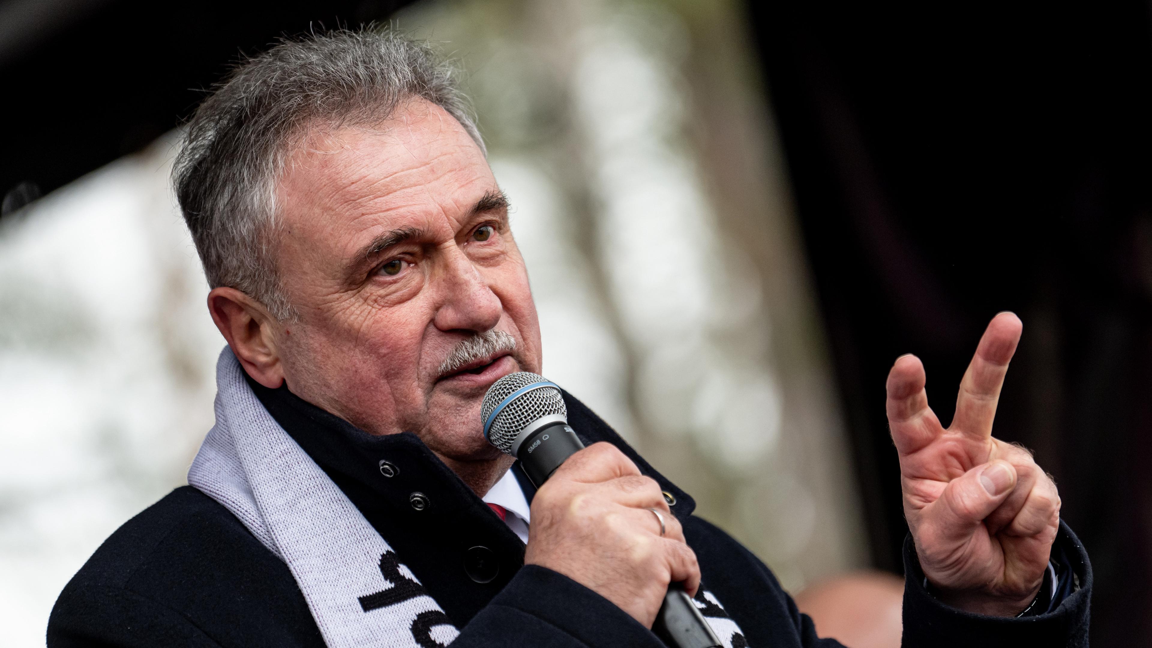 Claus Weselsky, Bundesvorsitzender der Gewerkschaft Deutscher Lokomotivführer (GDL), nimmt an einer Solidaritäts-Kundgebung teil. (08.12.2023)