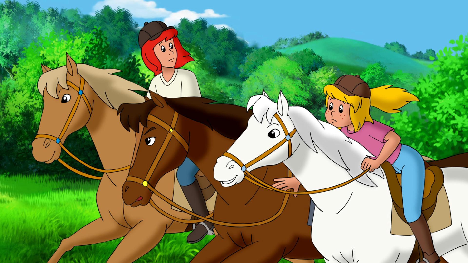 Bibi und Tina kümmern sich um die verstörte Stute Cleopatra. Sie reiten neben ihr her und führen sie.