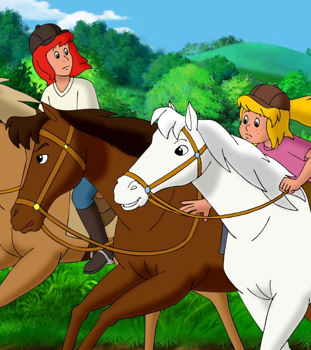 Bibi und Tina kümmern sich um die verstörte Stute Cleopatra. Sie reiten neben ihr her und führen sie.