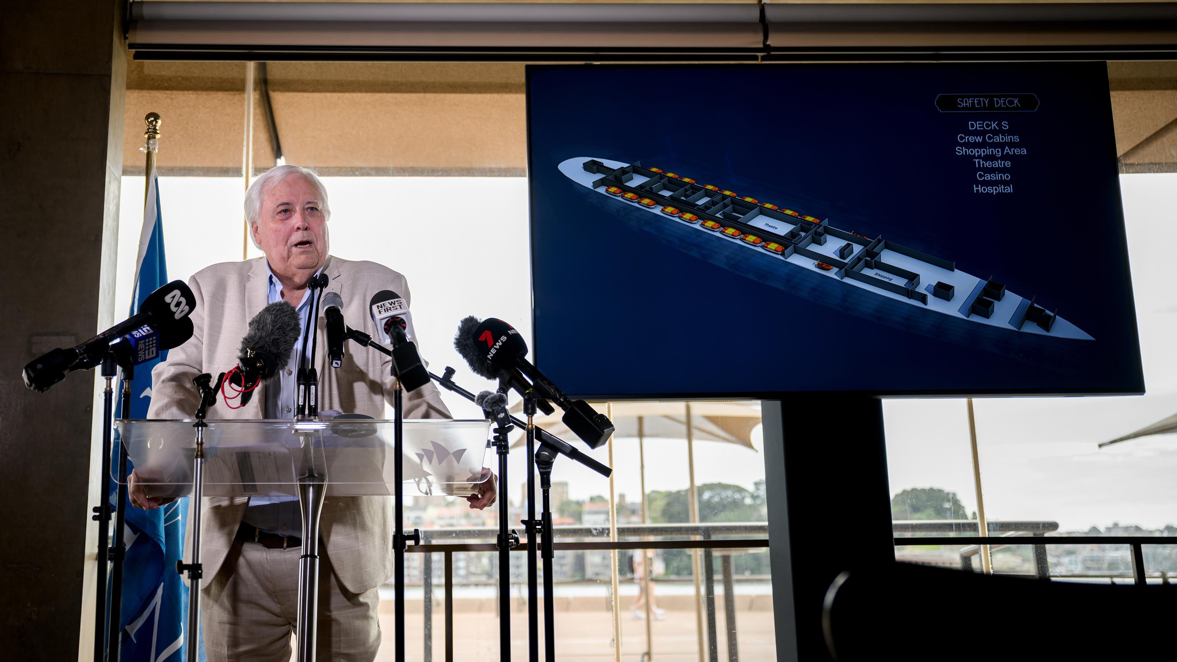 Der Milliardär Clive Palmer spricht zu den Medien während einer Ankündigung zur Titanic II. 