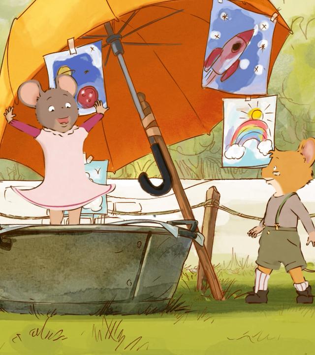 Celestine steht in einer alten Badewanne im Garten und breitet freudig die Arme aus. Ein Regenschirm, an dem drei selbst gemalte Bilder aufgehängt sind, dient ihr dabei als Sonnenschutz. Links neben der Wanne steht eine Staffelei mit einem selbst gemalten Bild.