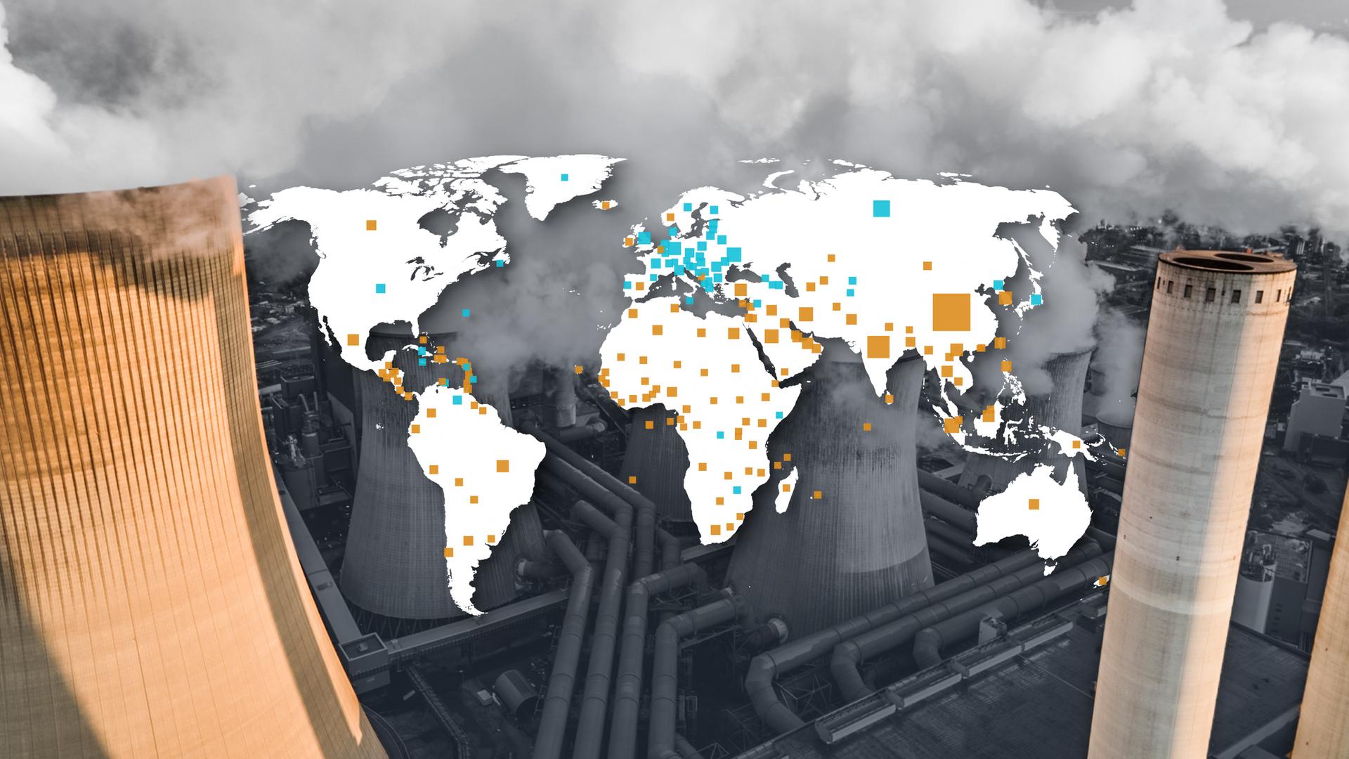 Weltkarte mit dem CO2-Ausstoß der Länder vor einer Windkraftanlage und einem Kohlekraftwerk