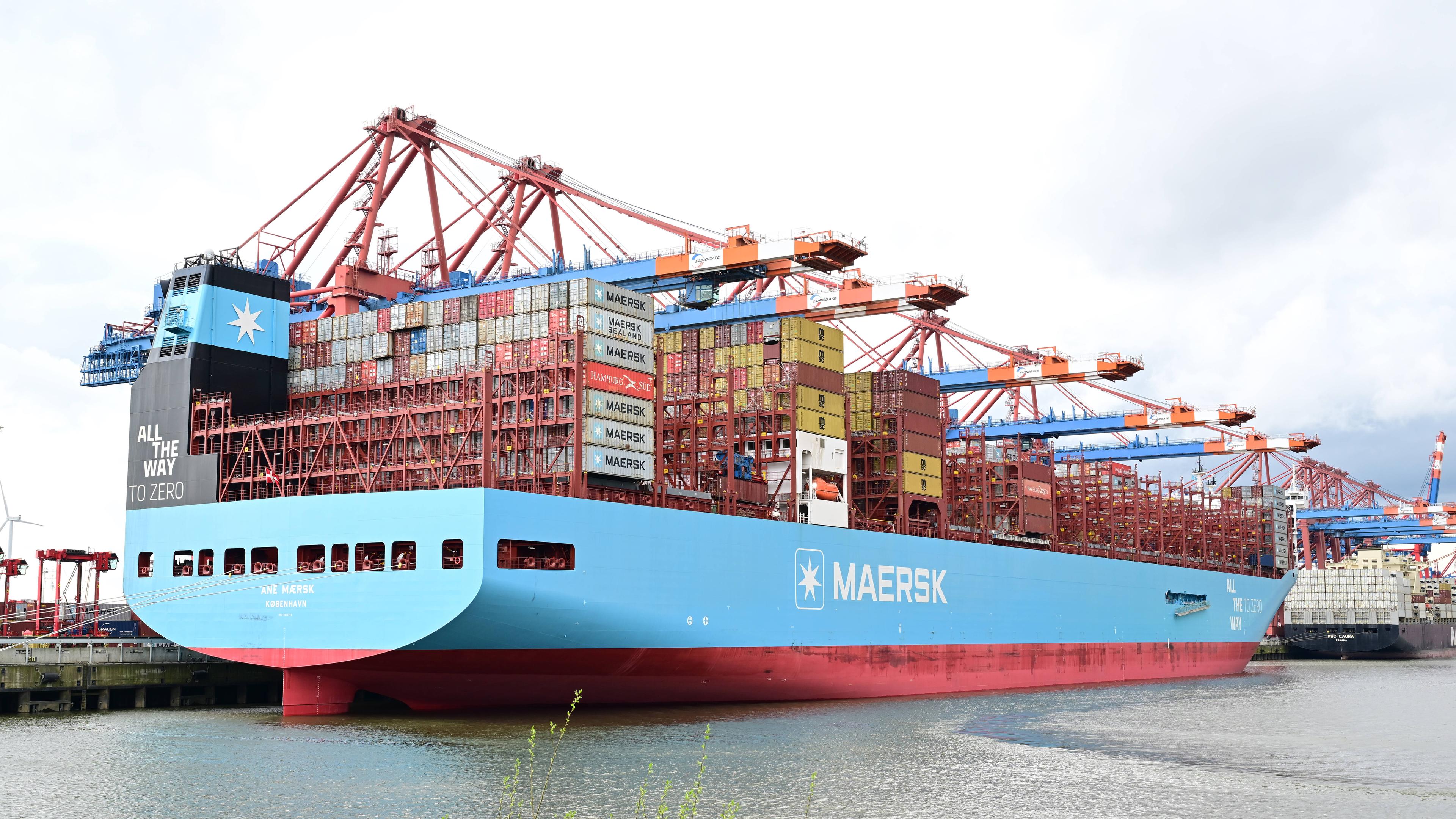 Der Containerfrachter Ane Maersk liegt im Hamburger Hafen.