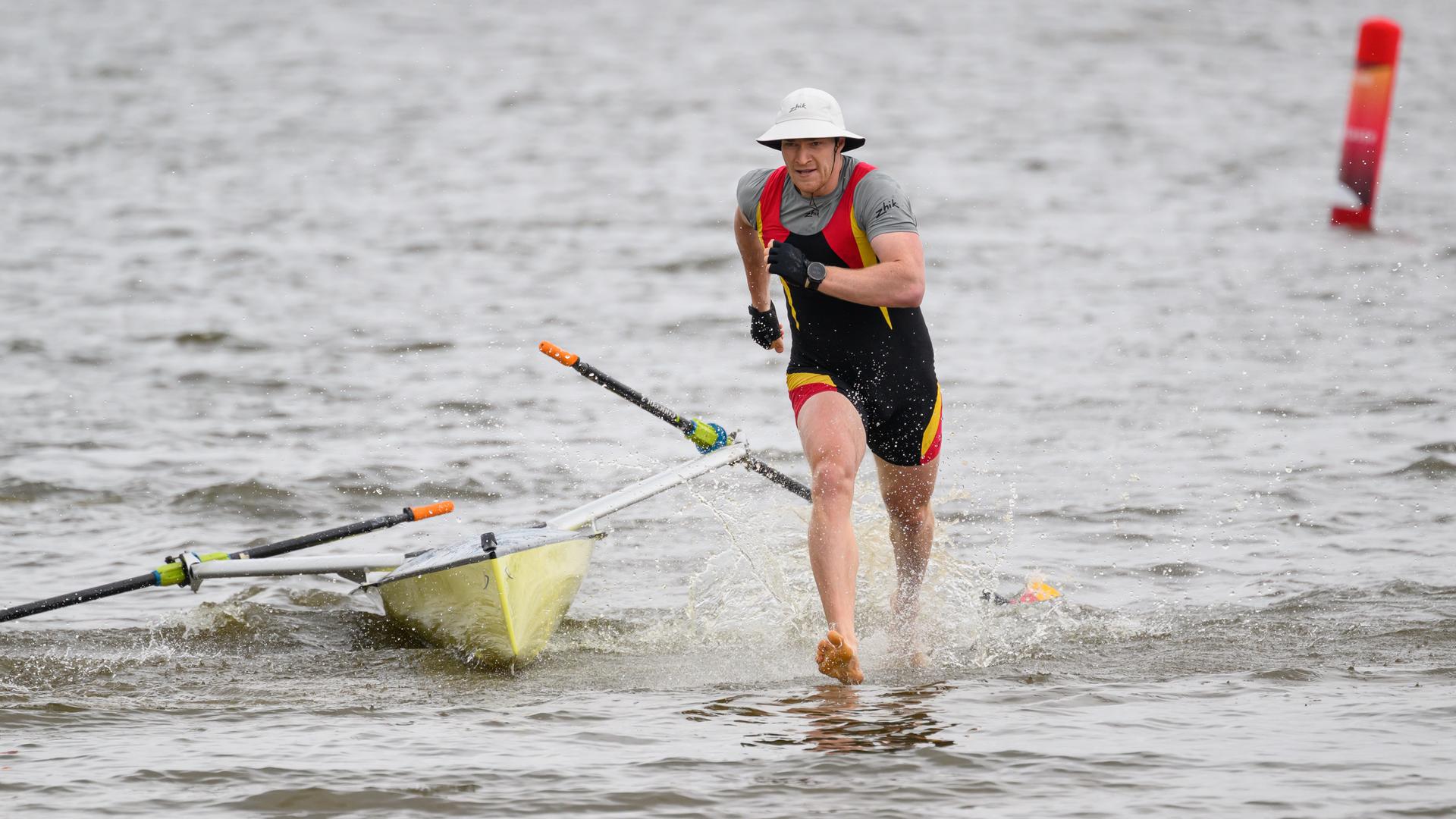 Coastal Rowing: Franz Werner vom Pirnaer RV springt aus dem Boot um ans Ziel zu laufen. 