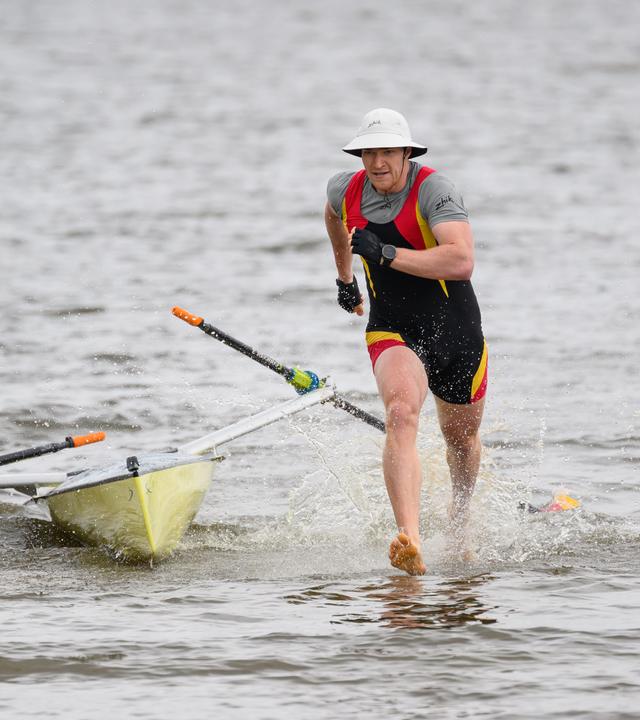 Coastal Rowing: Franz Werner vom Pirnaer RV springt aus dem Boot um ans Ziel zu laufen. 