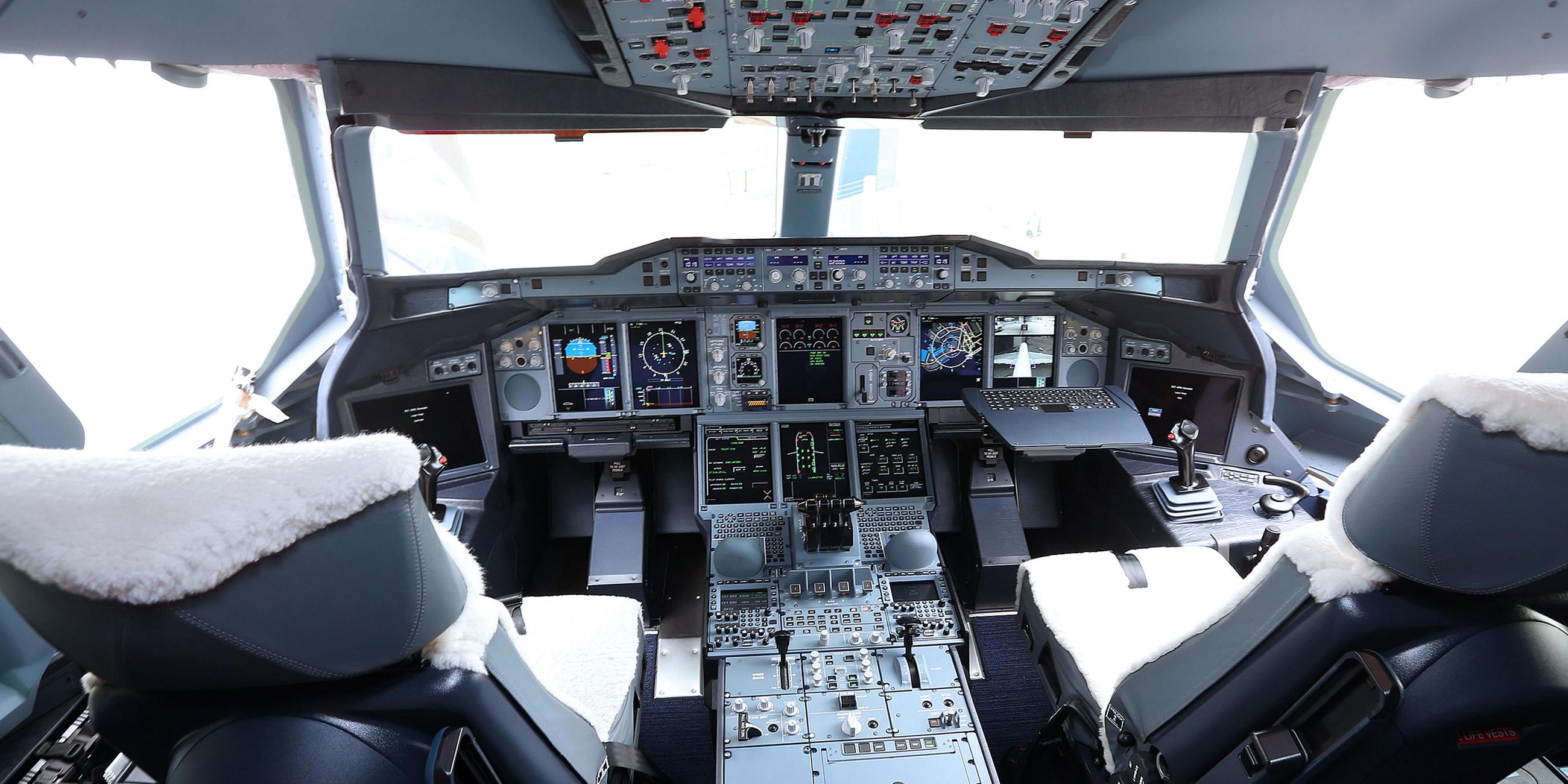 Archiv: Blick in das Cockpit eines Airbus A380
