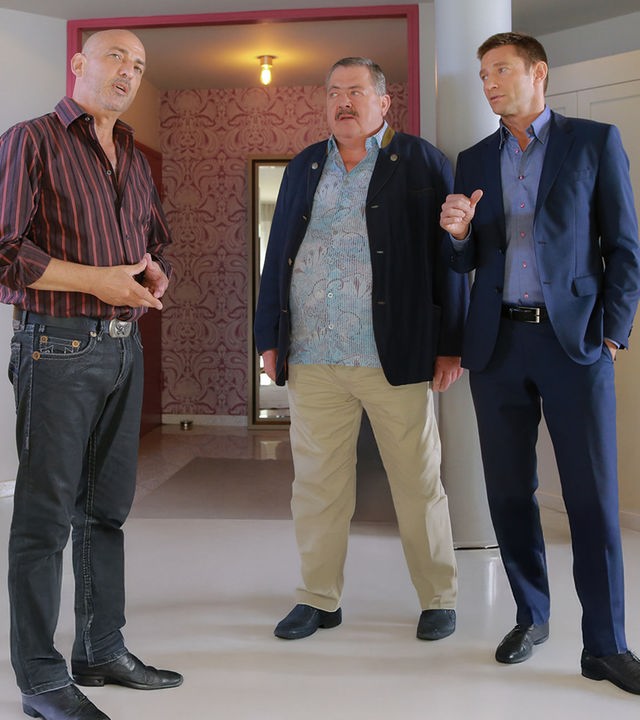 "Die Rosenheim-Cops - Der Cocktailkönig von Rosenheim": Die Kommissare Hofer (Joseph Hannnesschläger) und Hansen (Igor Jeftic) befragen den Rosenheimer Cocktailkönig Paul Kassner (Leon Boden) in dessen Loft.