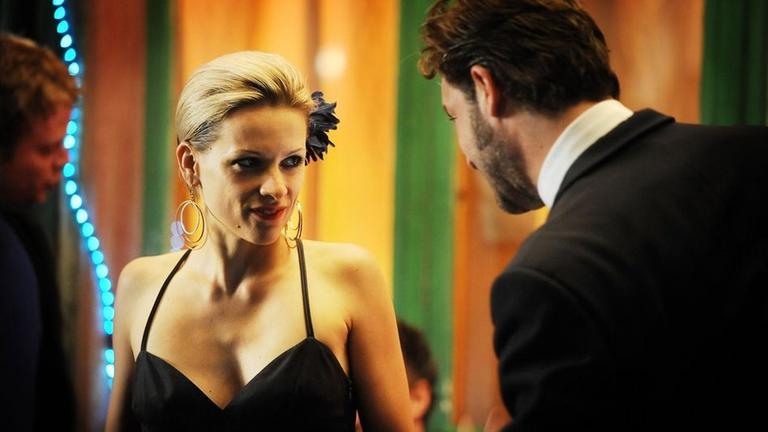 Hannah Maes (Veerle Baetens, l.) hat ein Date mit ihrem Nachbarn Koen Verberk (Geert Van Rampelberg, r.).