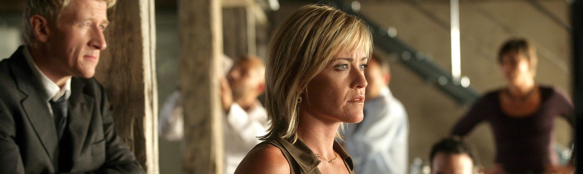 Hallgrim (Jens Albinus) und seine Kollegin Marie Wied (Marina Bouras) stehen am Tatort in einer Lagerhalle