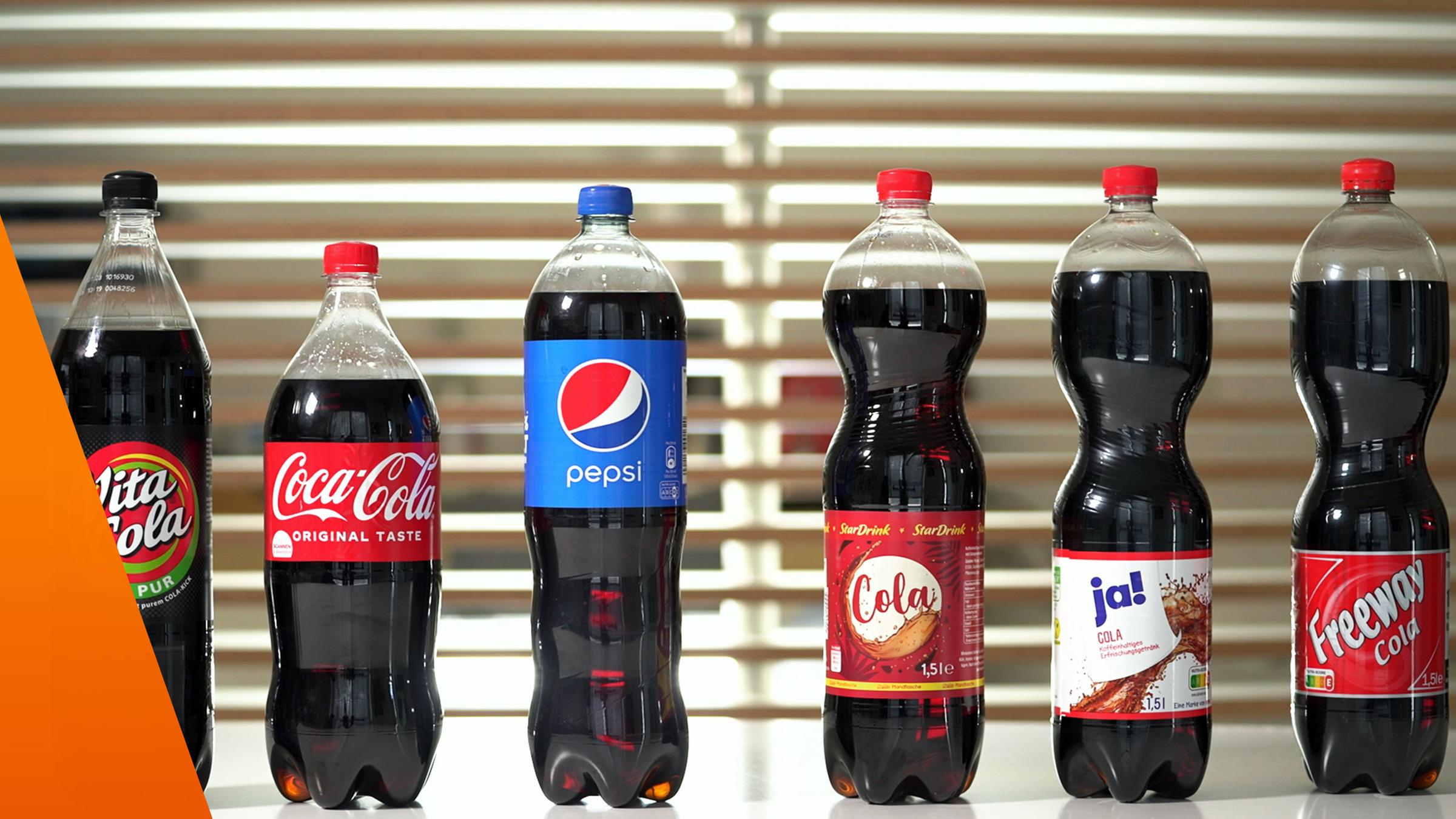 Sechs verschiedene Cola-Flaschen vom Supermarkt und Discounter