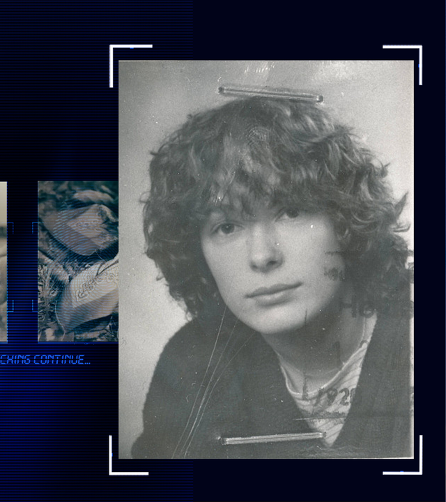 Schwarzweiß-Portrait-Foto einer jungen Frau mit gelockten dunkeln mittellangen Haaren. Ein Stempel (Ausweisbild). Die Frau schaut neutral Richtung Kamera und trägt ein helles Shirt und eine dunkle Jacke. Zwei Heftklammern, mit denen das Foto befestigt ist. Links daneben: Lichtschematische Darstellung eines Fingerabdrucks.