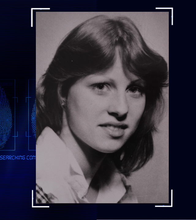 Portraitfoto einer jungen Frau - Opfer des Verbrechens. Schwarzweiß. Links daneben: Lichtschematische Darstellung eines Fingerabdrucks.