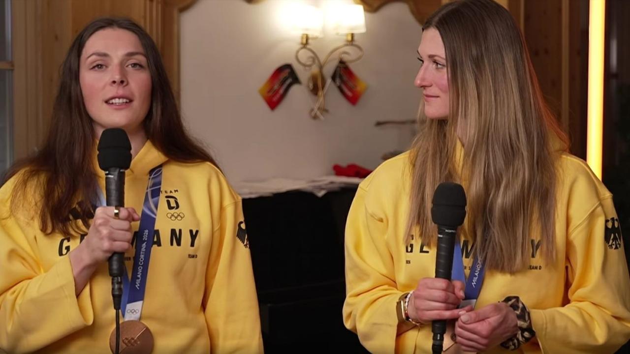 Langläuferinnen Coletta Rydezk (l.) und Laura Gimmler im ZDF-Interview nach dem Gewinn von Olympia-Bronze.