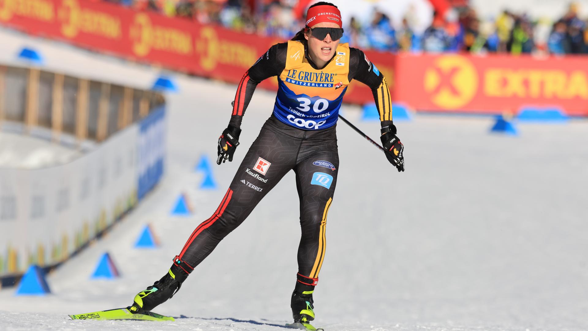 Coletta Rydzek skated beim Sprint der Tour de Ski in Toblach.