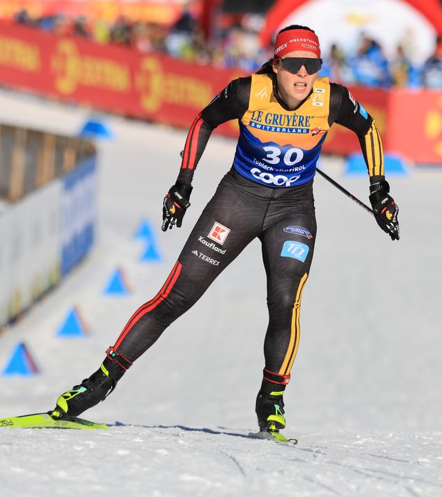 Coletta Rydzek skated beim Sprint der Tour de Ski in Toblach.