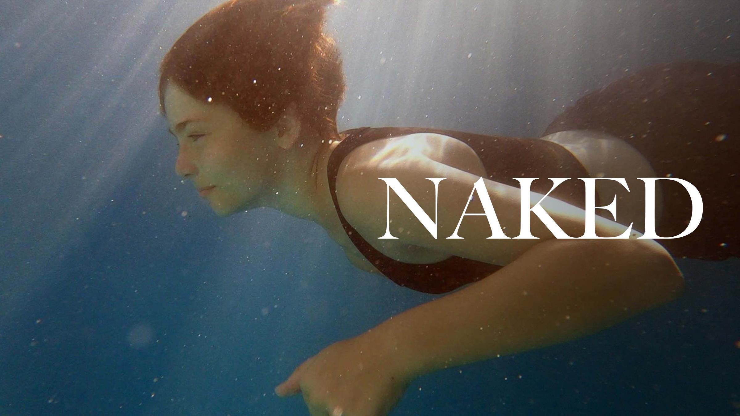 Frau schwimmt Unterwasser