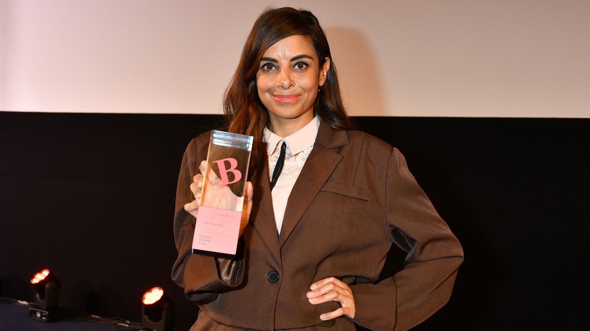 Das Bild zeigt Collien Fernandes, die den Brigitte Award in der Hand hält.
