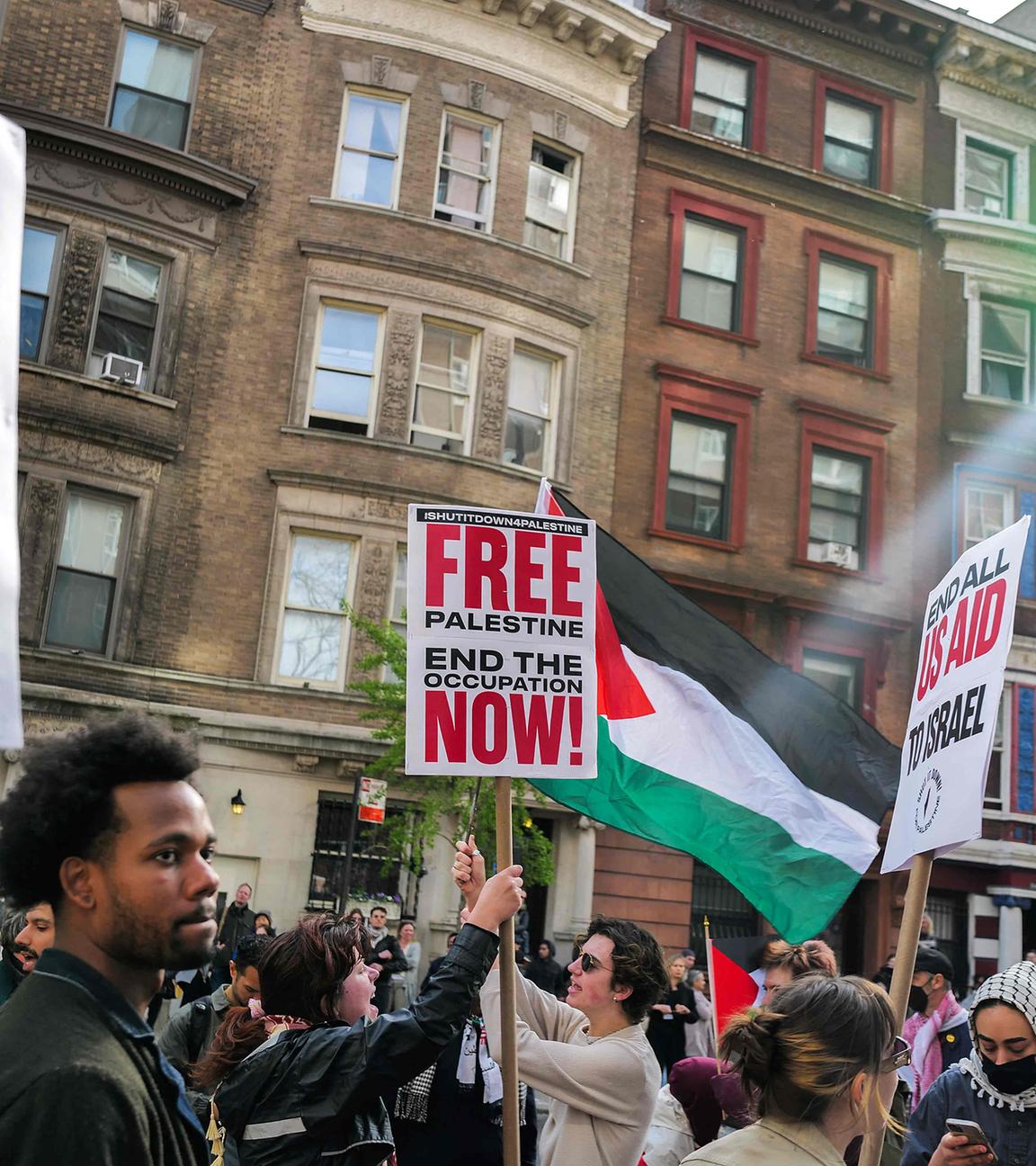 Pro-palästinensische Demonstranten versammeln sich am 23. April 2024 vor der Columbia University in New York