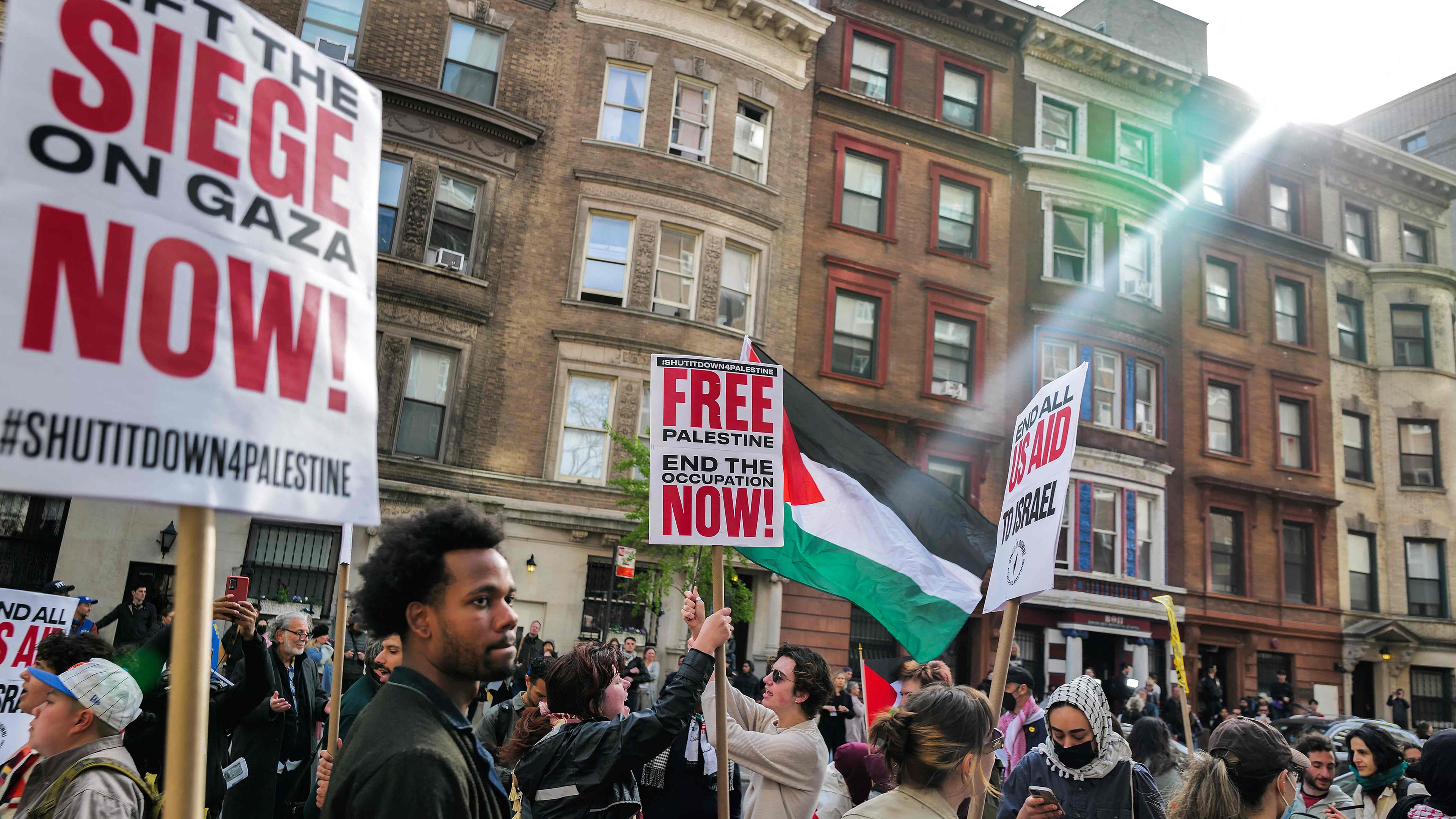 Pro-palästinensische Demonstranten versammeln sich am 23. April 2024 vor der Columbia University in New York