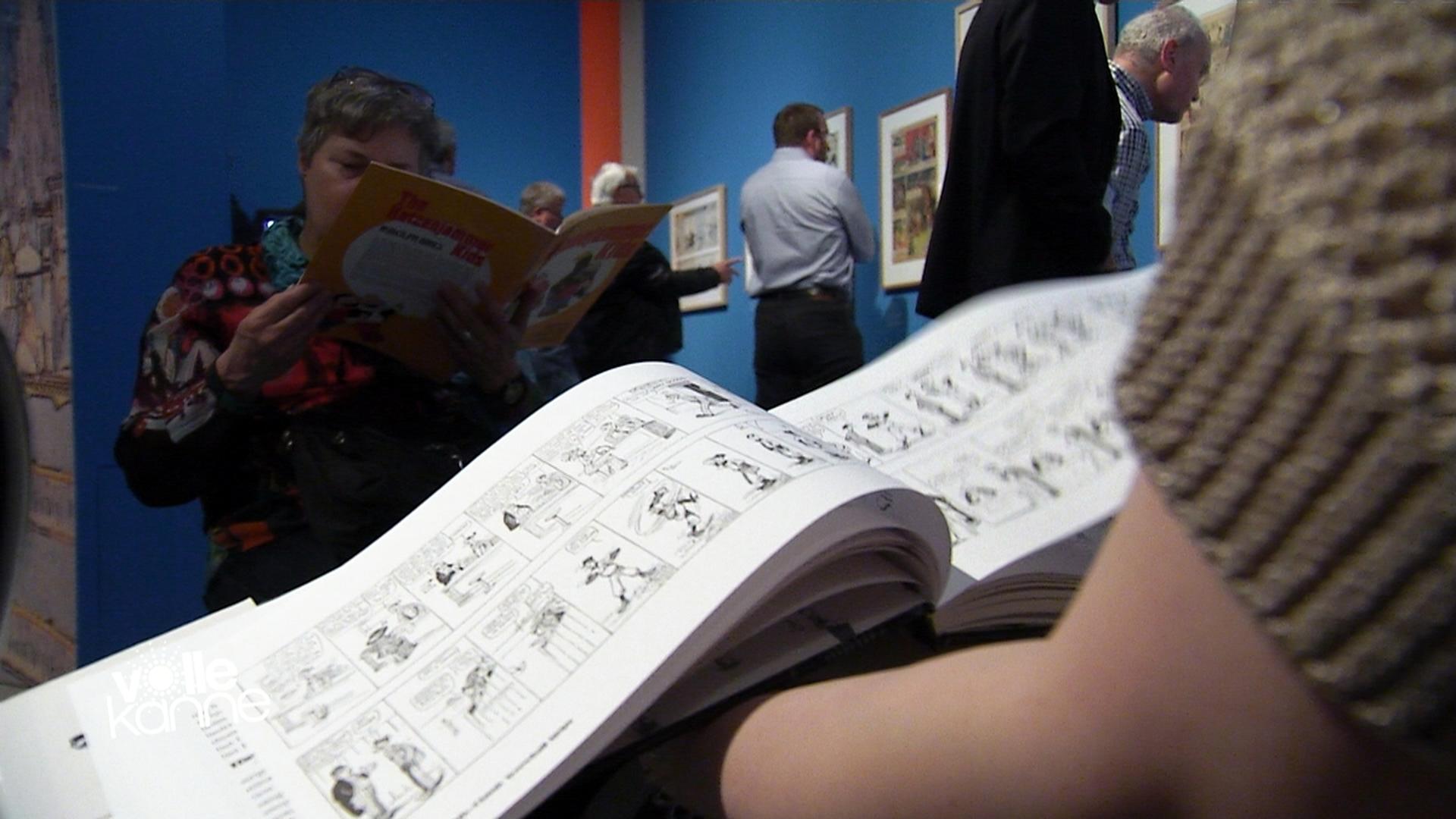 Besucher der Comicausstellung in Bundeskunsthalle in Bonn