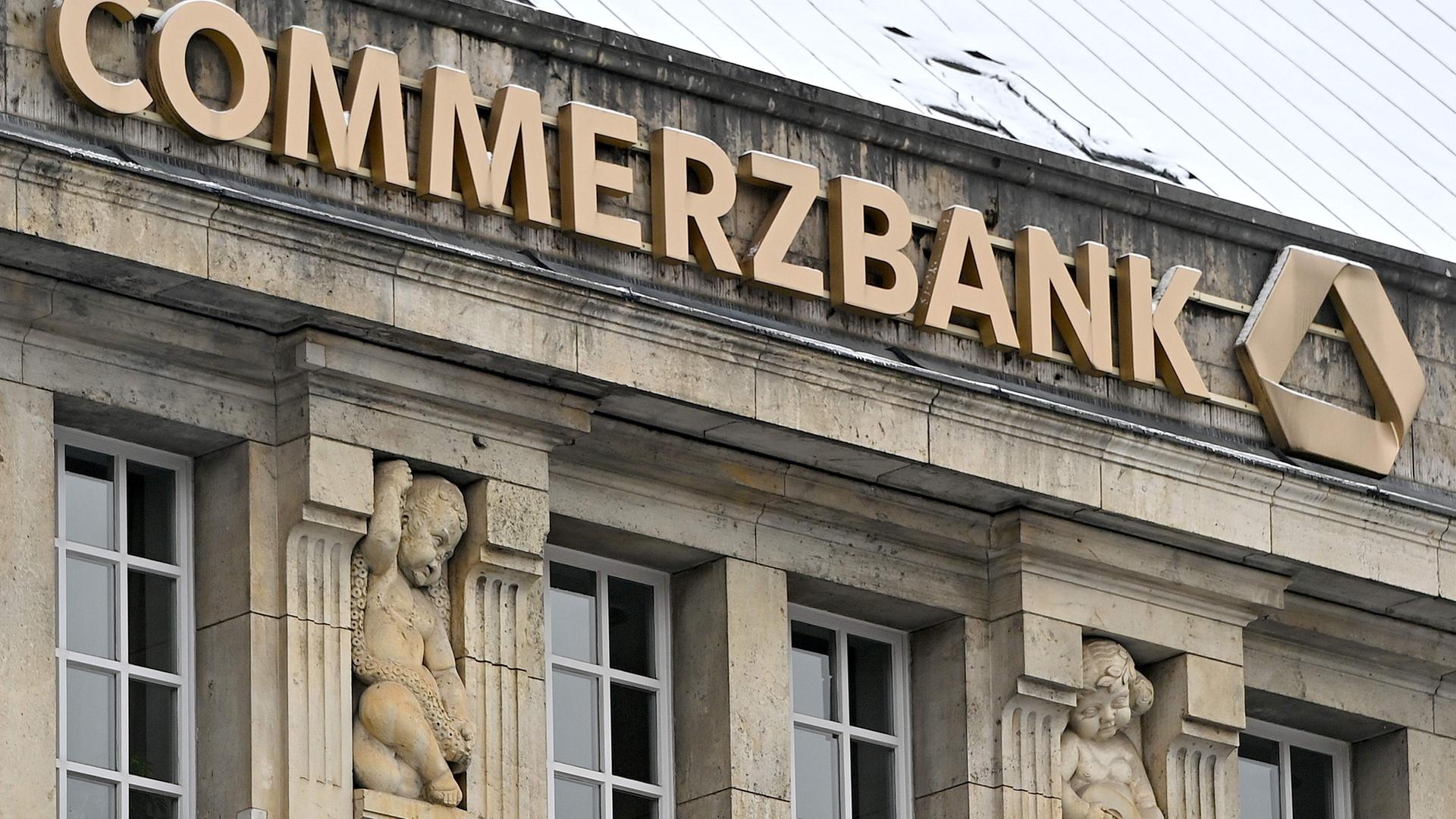 COMMERZBANK steht in goldenem Schriftzug an der Fassade eines Gebäudes.