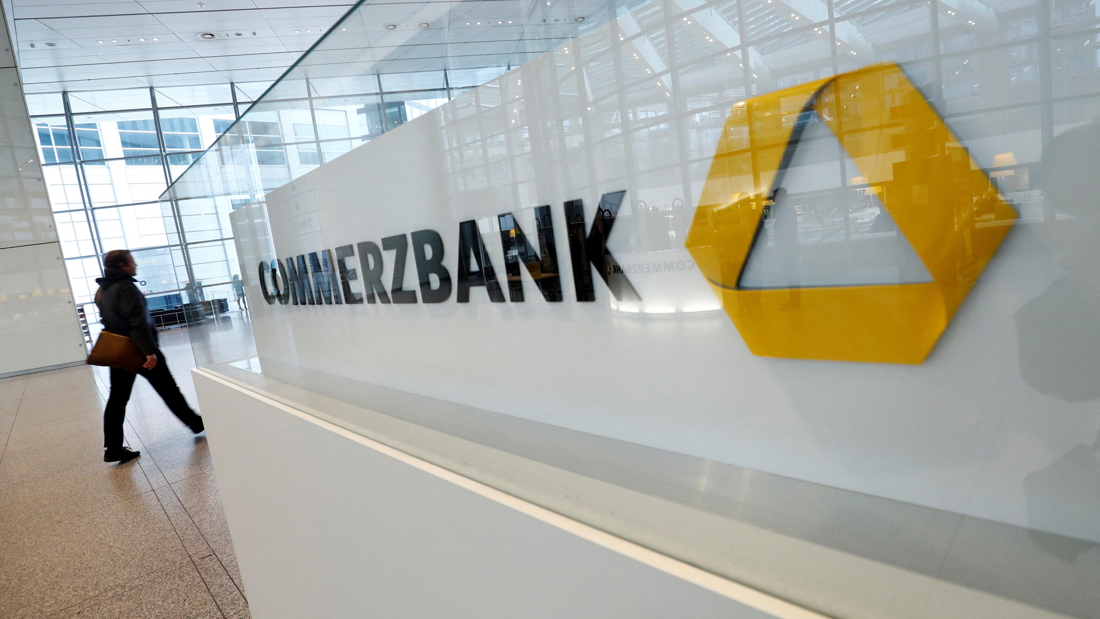 Das Firmenlogo der Commerzbank in der Zentrale in Frankfurt am Main
