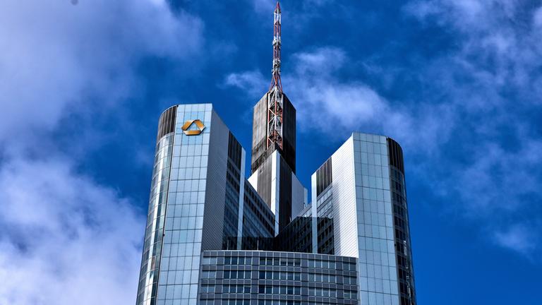 Commerzbank-Gebäude in Frankfurt am Main vor blauem Himmel