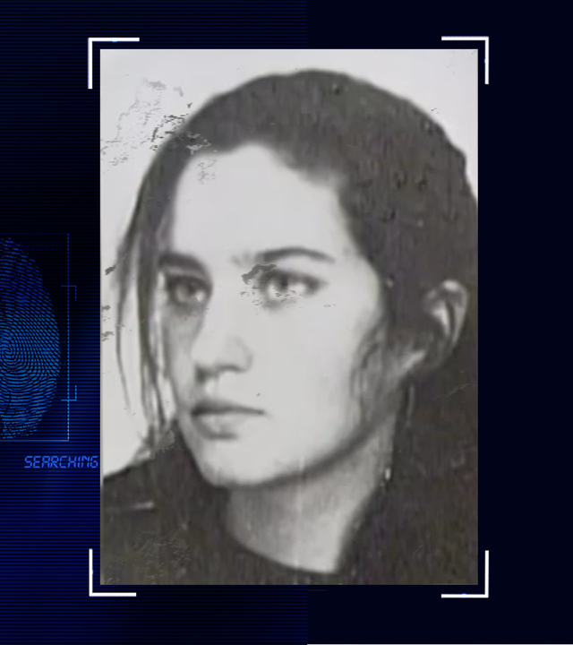 Eine schwarz-weiß Fotografie einer jungen Frau mit dunklen Haaren im Profil. Links daneben: Lichtschematische Darstellung eines Fingerabdrucks.