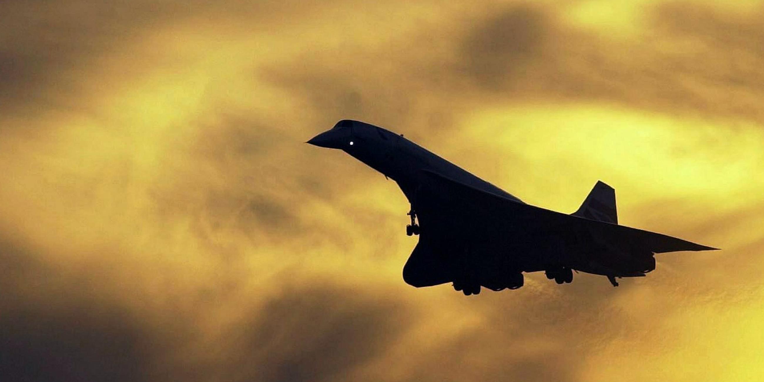 Archiv: Das Überschallflugzeug Concorde landet am 18.10.2003 auf dem Flughafen Heathrow in London